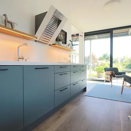 Moderne In Ruhiger, Gruener Lage Von