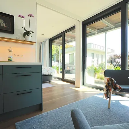 Moderne In Ruhiger, Gruener Lage Von *