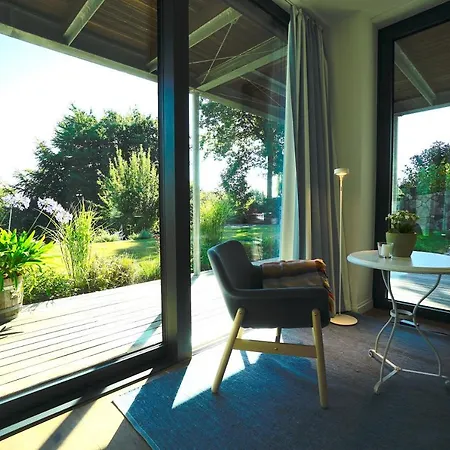 Moderne In Ruhiger, Gruener Lage Von