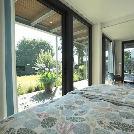 Moderne In Ruhiger, Gruener Lage Von *