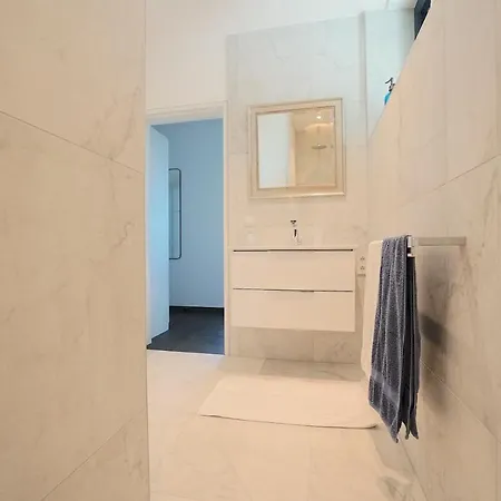 Moderne In Ruhiger, Gruener Lage Von