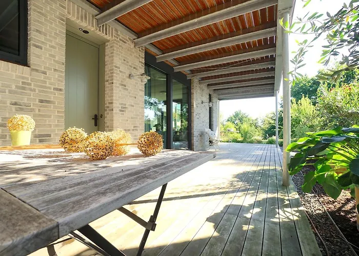 Moderne In Ruhiger, Gruener Lage Von