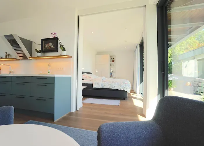 Moderne In Ruhiger, Gruener Lage Von *