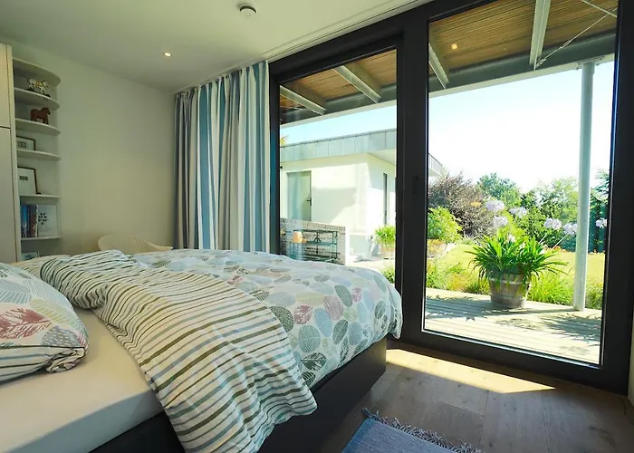 Moderne In Ruhiger, Gruener Lage Von *