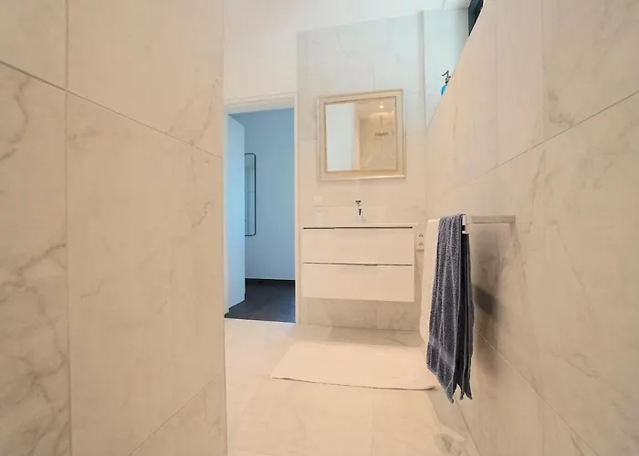 Moderne In Ruhiger, Gruener Lage Von